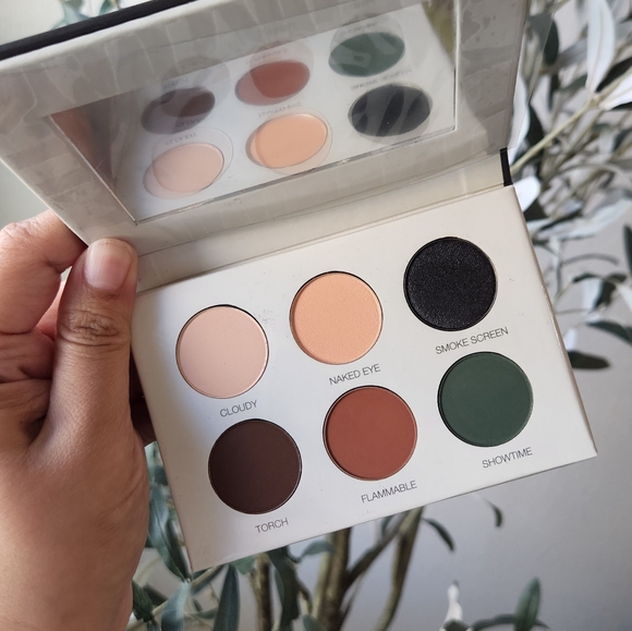 2/$25 Coloured Raine Smoke Show Palette - Picture 1 of 5